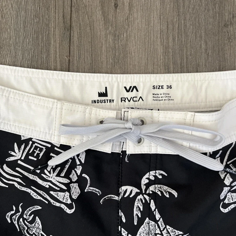 RVCA Boardshorts Mens Sz 36 Black White Island Graphic